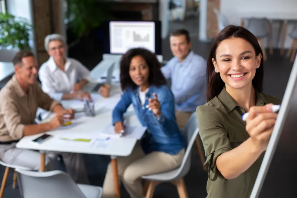 Femme écrivant, réunion d'équipe professionnelle